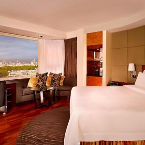 Panorama Zimmer mit Kingsize-Bett auf den oberen Etagen